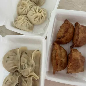 포장 용기에 담긴 찐만두와 군만두