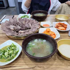 수육과 국밥, 반찬이 함께 놓인 상