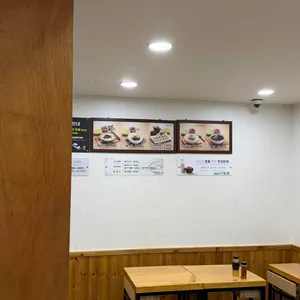 베테랑 칼국수 내부 좌석과 메뉴판