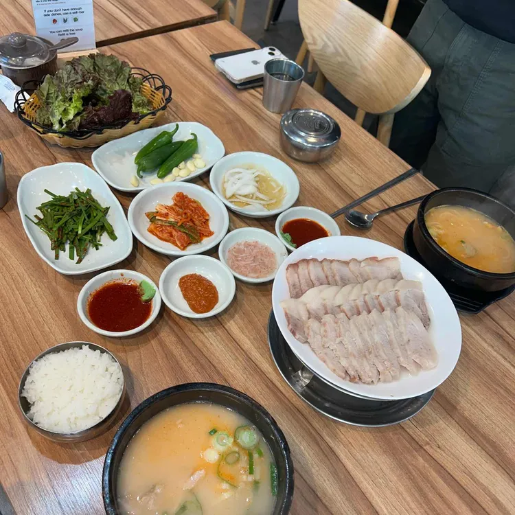 수육과 국밥이 함께 놓인 한 상