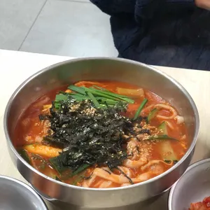 붉은 국물의 현대장칼국수