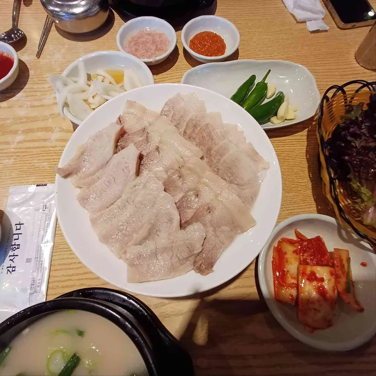 수육 한 접시와 국밥 곁들임