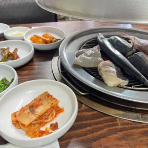 반찬과 함께 차려진 88생선구이 화로