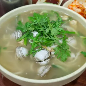 동죽이 들어간 손칼국수