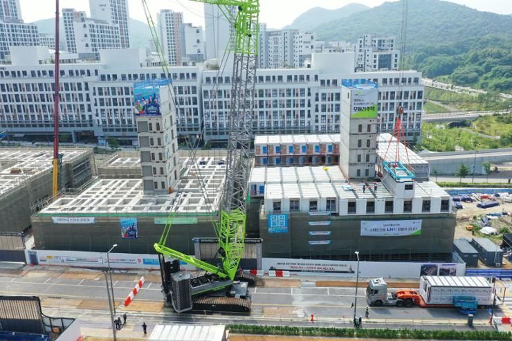 모듈러 공공주택 발주 목표 2만 가구…공기 30% 단축과 건축비 부담