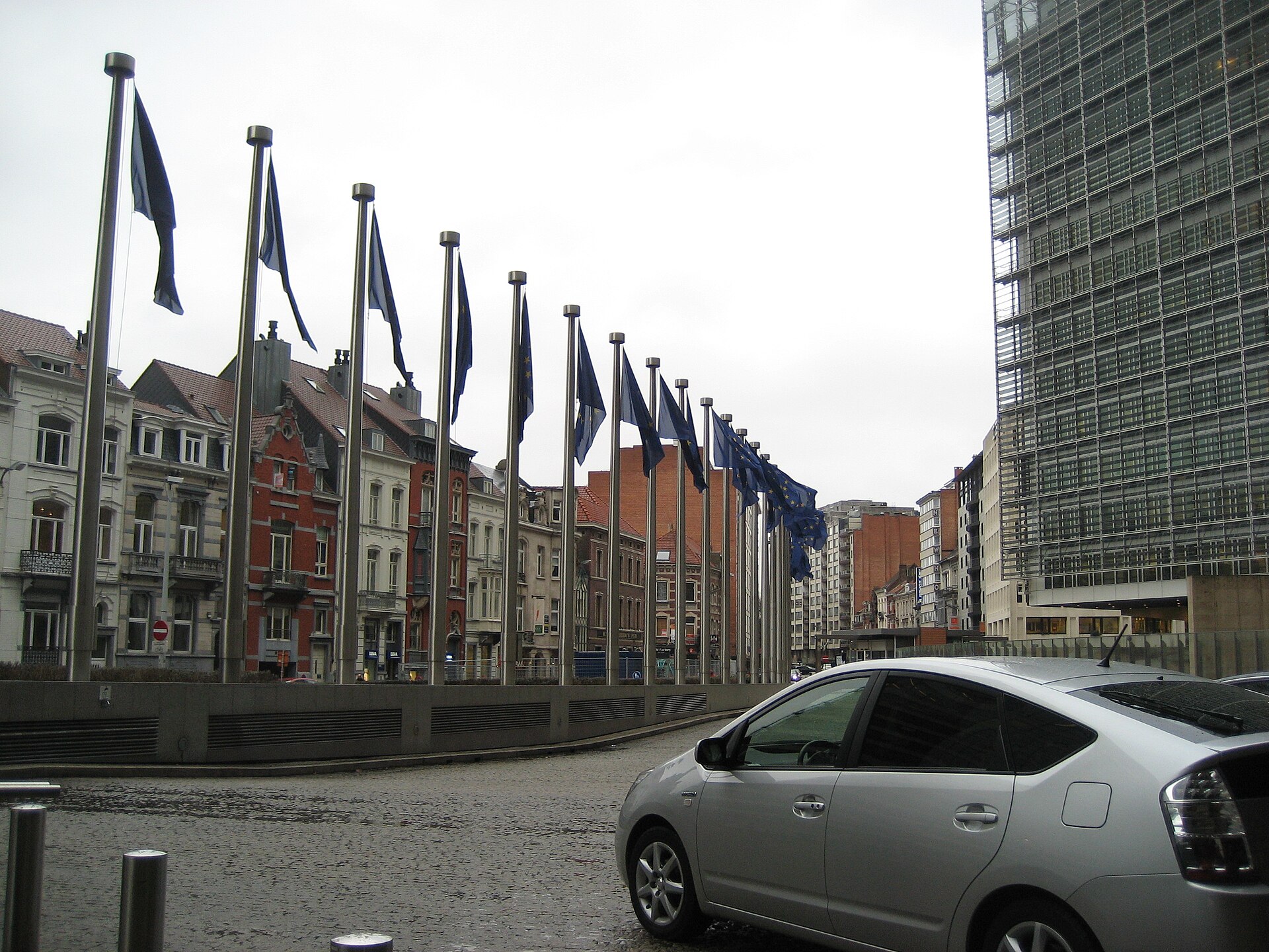 브뤼셀 유럽연합 집행위원회 베를레몽 건물 앞 EU 깃발 - Wikimedia Commons, Hlynz, CC BY-SA 3.0